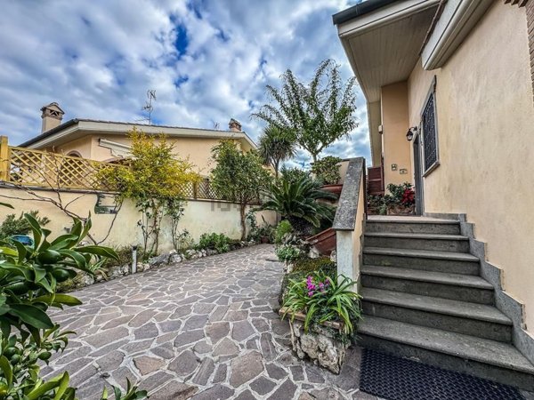 casa indipendente in vendita a Roma in zona Infernetto
