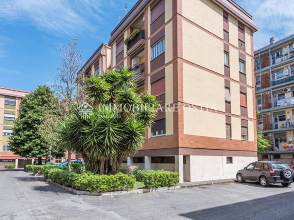 appartamento in vendita a Roma in zona Ostia