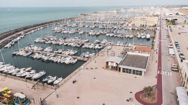 locale commerciale in vendita a Roma in zona Ostia