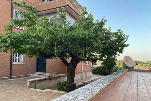 appartamento in vendita a Roma in zona Tomba di Nerone