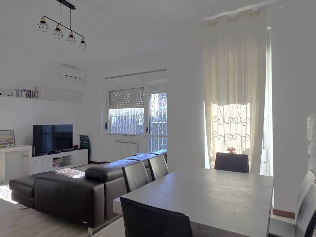 appartamento in vendita a Roma in zona Axa