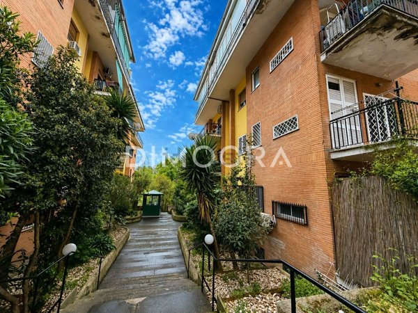 appartamento in vendita a Roma in zona Tomba di Nerone