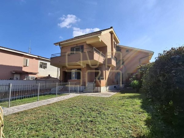 casa indipendente in vendita a Roma in zona Infernetto