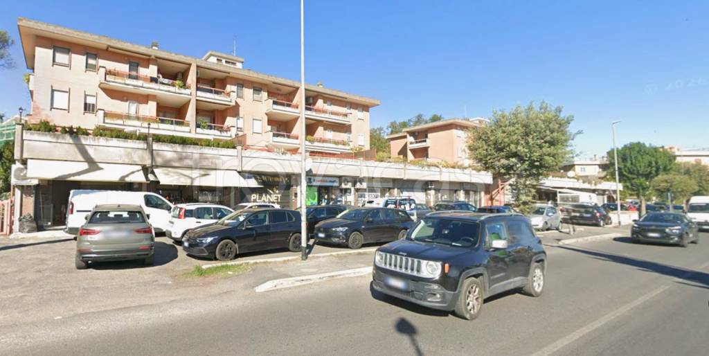 negozio in vendita a Roma in zona Pantan Monastero