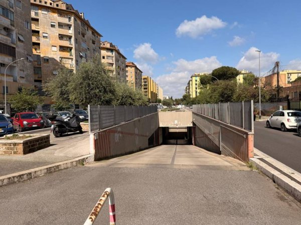 negozio in vendita a Roma in zona Don Bosco
