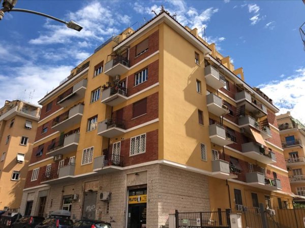 appartamento in vendita a Roma in zona Appio Latino