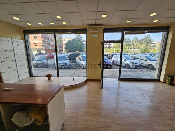 locale commerciale in vendita a Roma in zona Monte Sacro/Talenti
