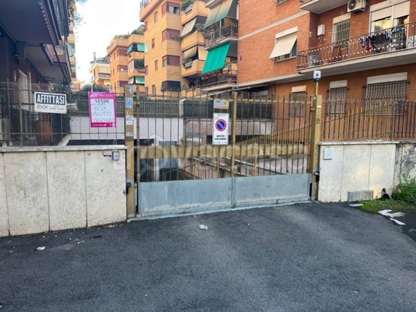 locale di sgombero in vendita a Roma in zona Ostia