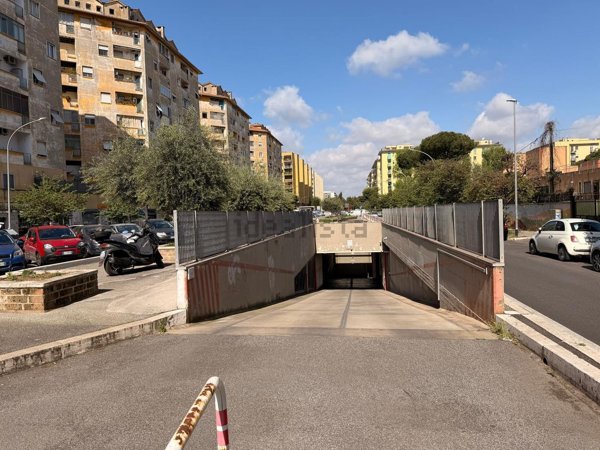 negozio in vendita a Roma in zona Don Bosco