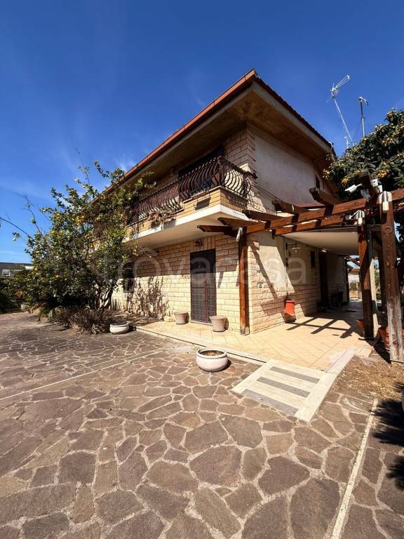 casa indipendente in vendita a Roma in zona Casal Palocco
