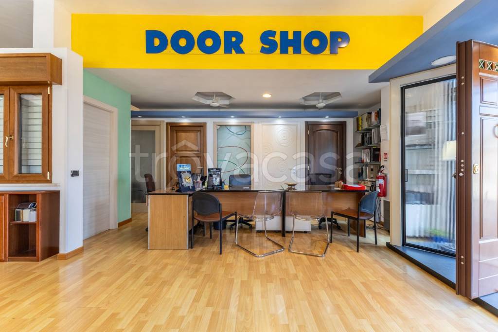 negozio in vendita a Roma in zona Ostia