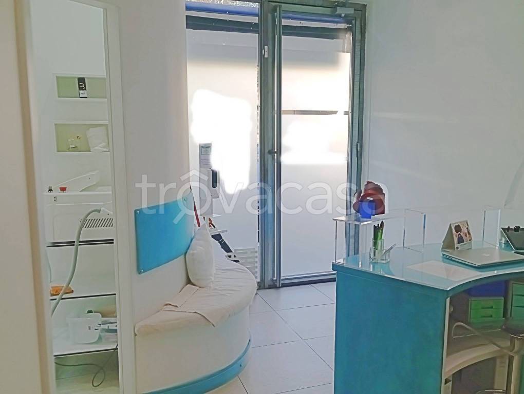 negozio in vendita a Roma in zona Ardeatino