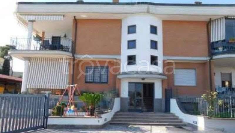 appartamento in vendita a Roma in zona Torre Angela