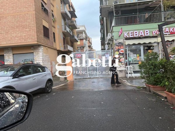 box auto in vendita a Roma in zona Prenestino-Centocelle