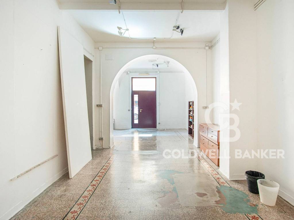 negozio in vendita a Roma in zona Tuscolano