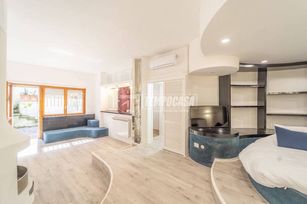 appartamento in vendita a Roma in zona Tomba di Nerone