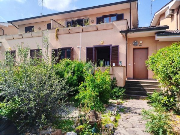 casa indipendente in vendita a Roma in zona Acilia