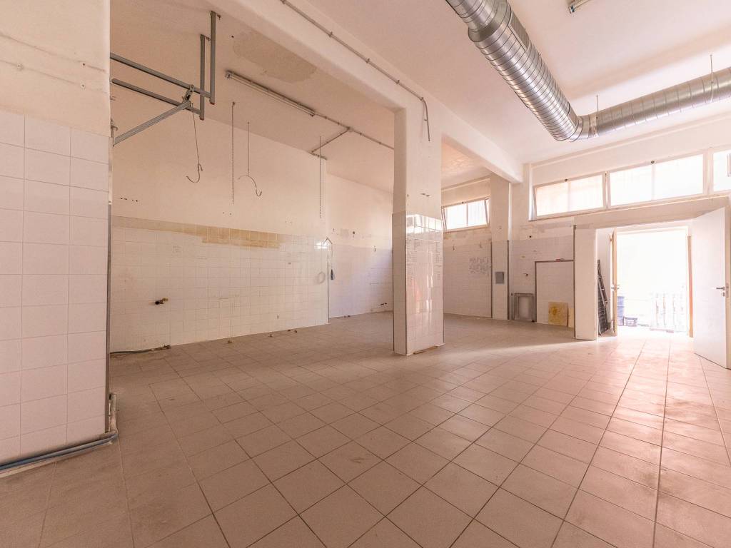 negozio in vendita a Roma in zona Ardeatino