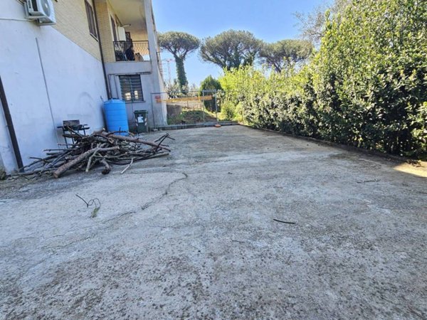 locale commerciale in vendita a Roma in zona Casal Monastero