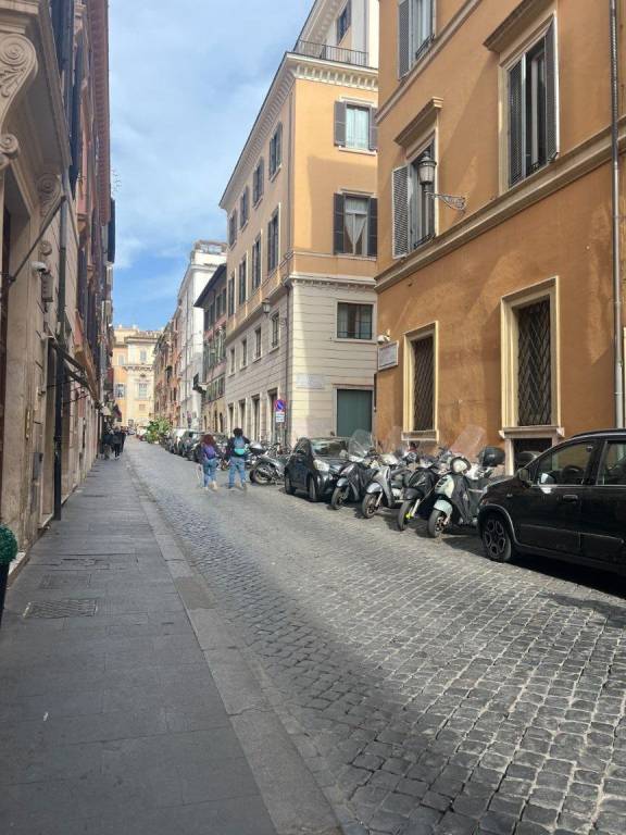 negozio in vendita a Roma in zona Trevi-Colonna