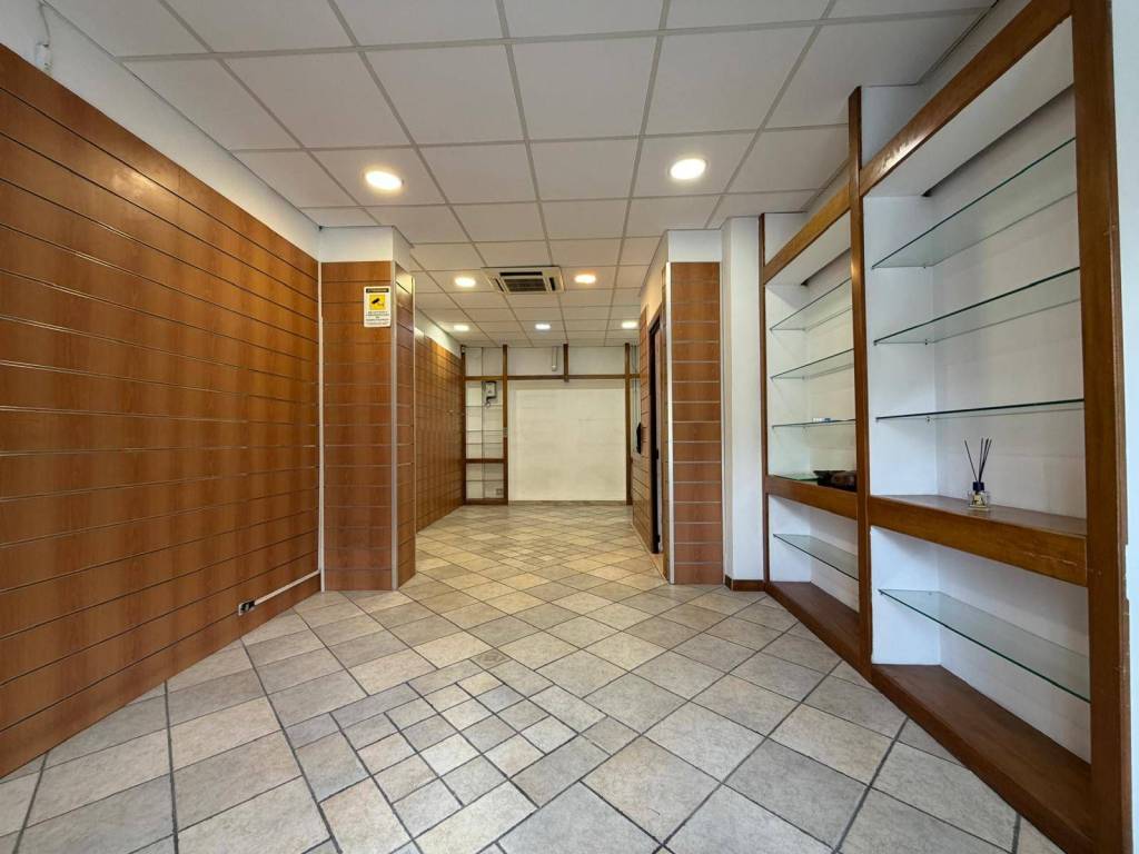 negozio in vendita a Roma in zona Ostiense