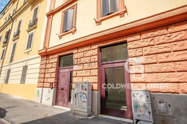 locale commerciale in vendita a Roma in zona Tuscolano