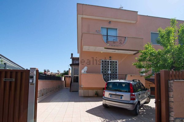 casa indipendente in vendita a Roma in zona Ostia Antica