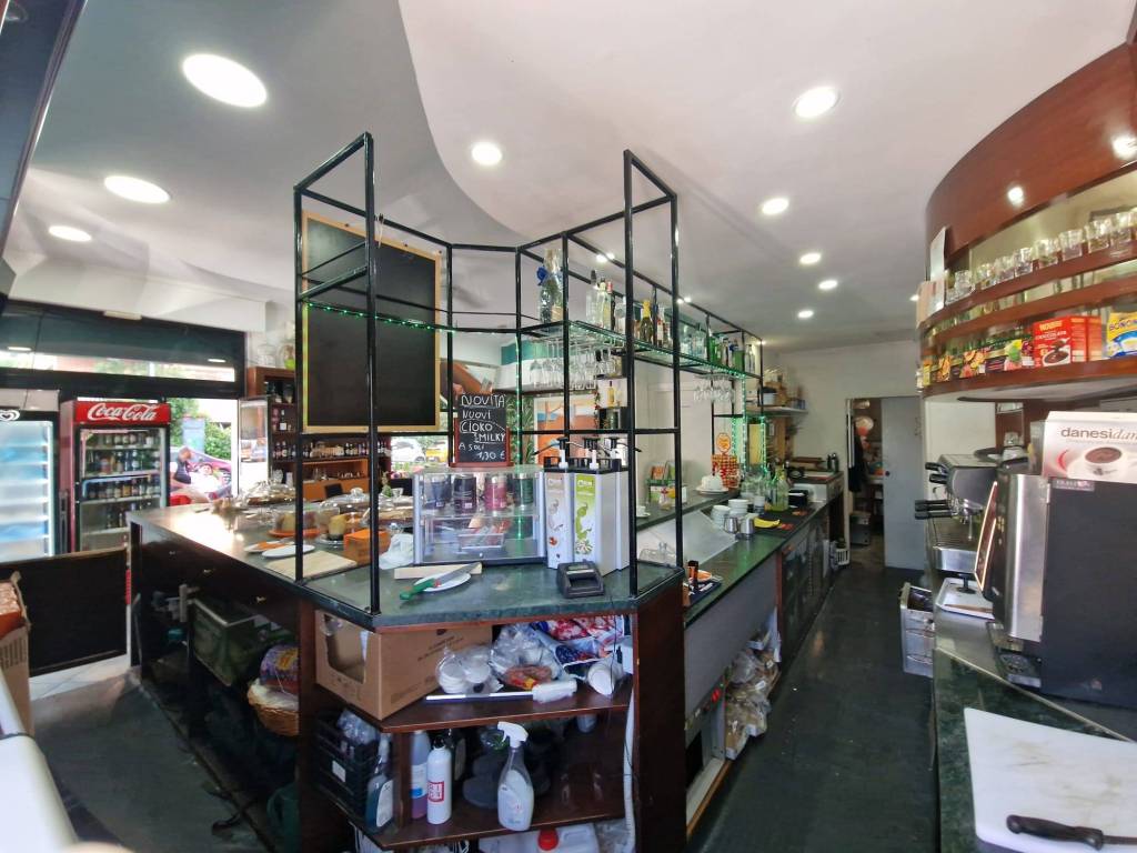 negozio in vendita a Roma in zona Tuscolano
