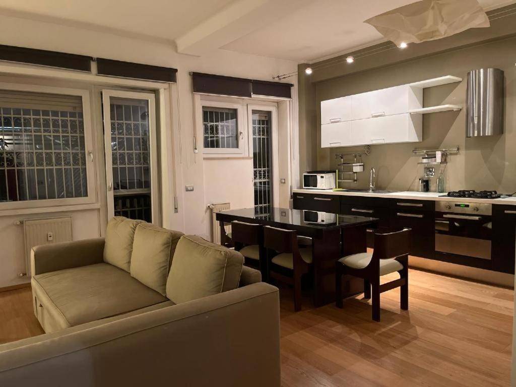 negozio in vendita a Roma in zona Appio Claudio