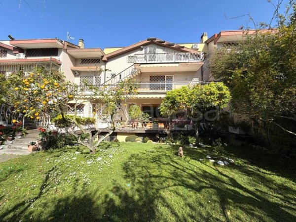 casa indipendente in vendita a Roma in zona Casal Palocco