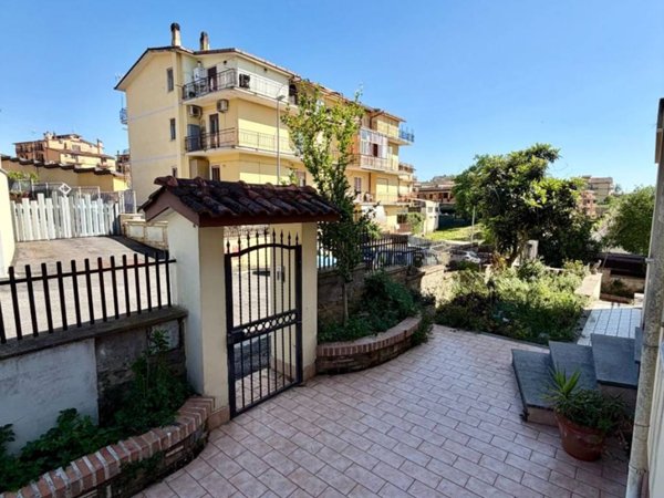 appartamento in vendita a Roma in zona Valle Muricana