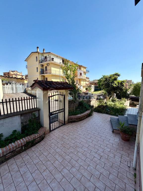 appartamento in vendita a Roma in zona Valle Muricana