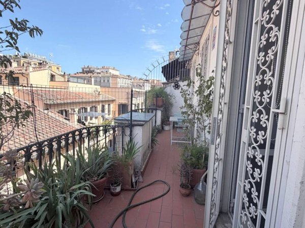 appartamento in vendita a Roma in zona Trevi-Colonna