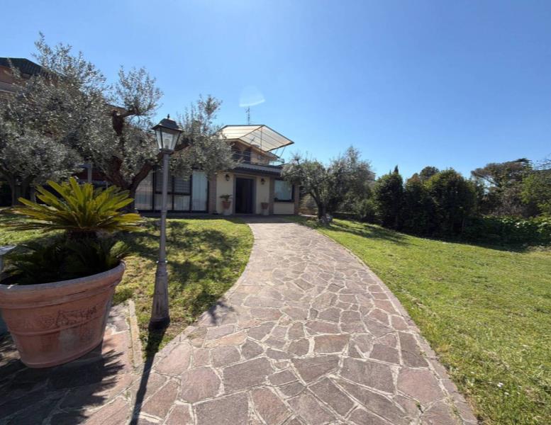 casa indipendente in vendita a Roma