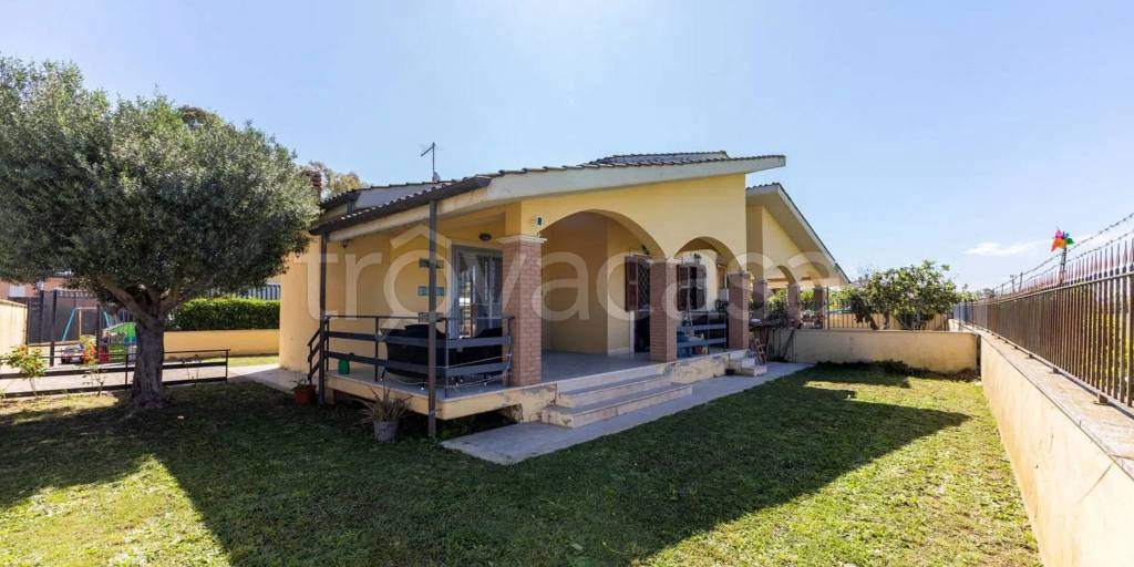 casa indipendente in vendita a Roma in zona Ostia Antica