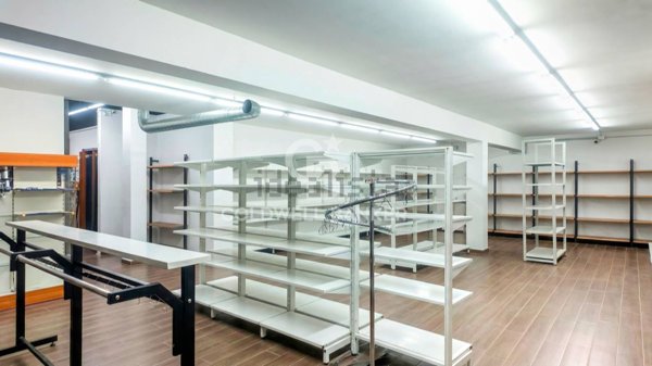 locale commerciale in vendita a Roma in zona Monte Sacro/Talenti