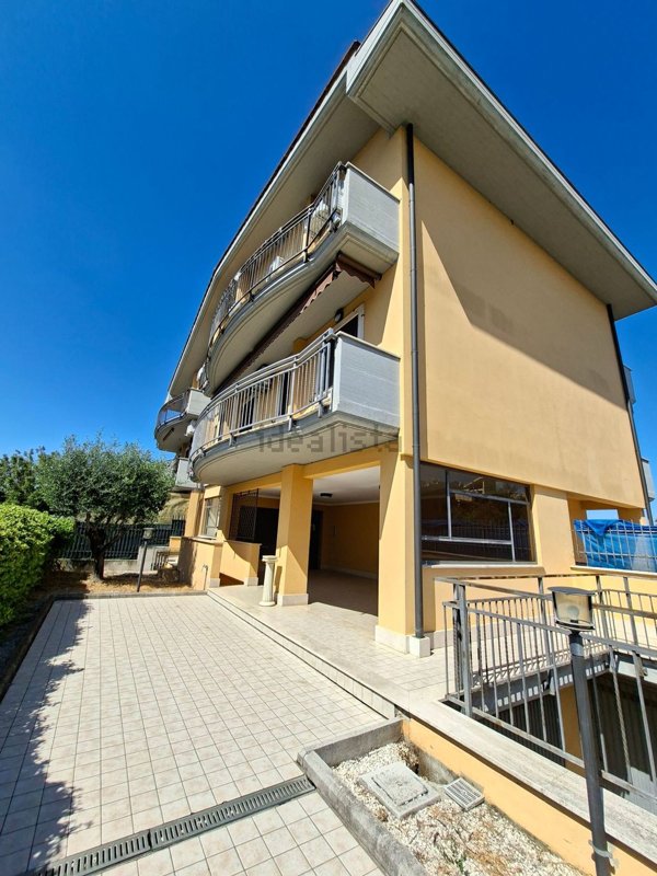 appartamento in vendita a Roma in zona Tor Bella Monaca