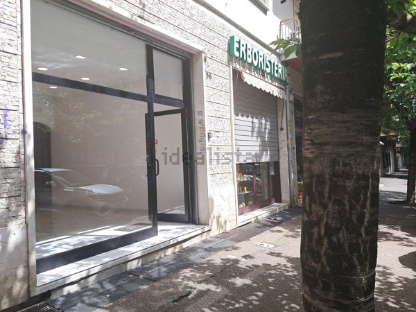 locale commerciale in vendita a Roma in zona Appio Latino