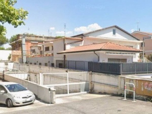 negozio in vendita a Roma in zona Torre Angela