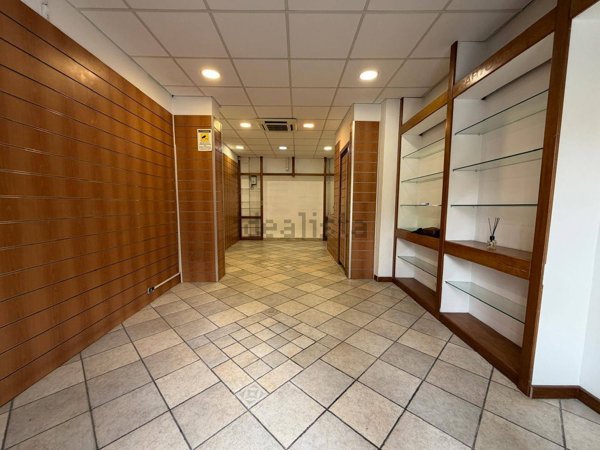 locale commerciale in vendita a Roma in zona Ostiense