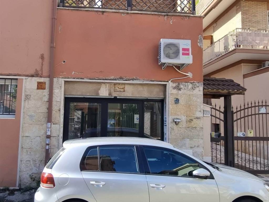 negozio in vendita a Roma in zona Ponte Mammolo