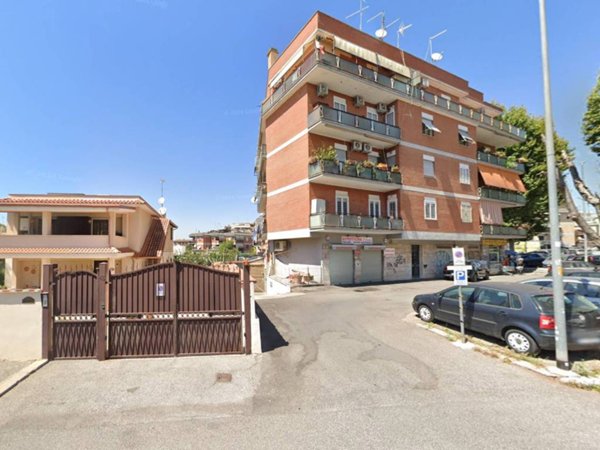 negozio in vendita a Roma in zona Torre Maura