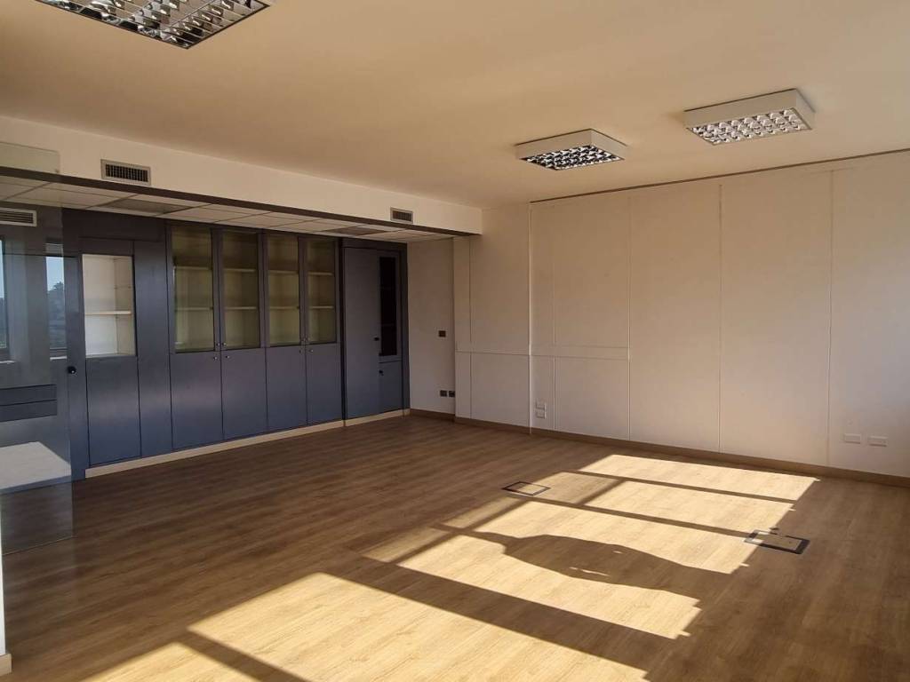 ufficio in vendita a Roma in zona Torrino