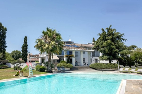 casa indipendente in vendita a Roma in zona Casal Palocco