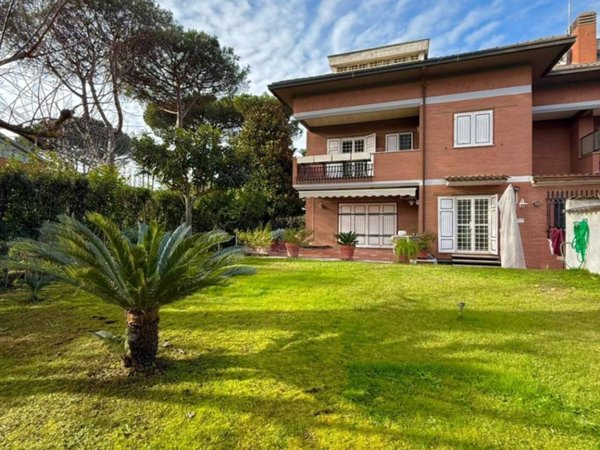 casa indipendente in vendita a Roma in zona Casal Palocco