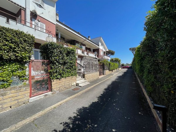 appartamento in vendita a Roma in zona Axa