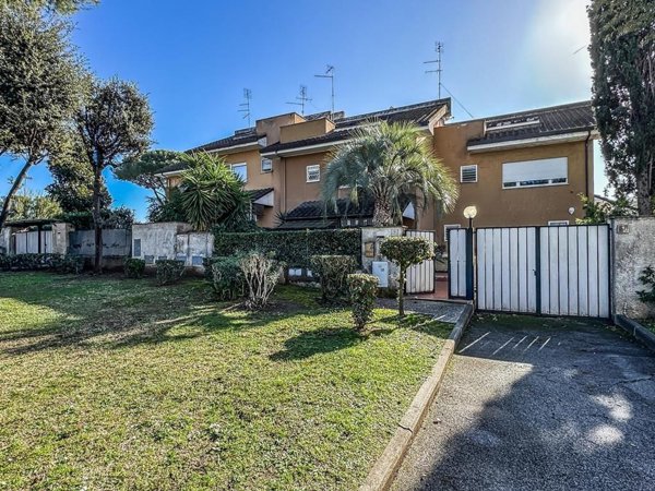 casa indipendente in vendita a Roma in zona Casal Palocco