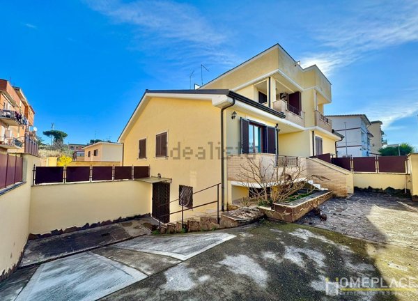 appartamento in vendita a Roma in zona Tor Bella Monaca