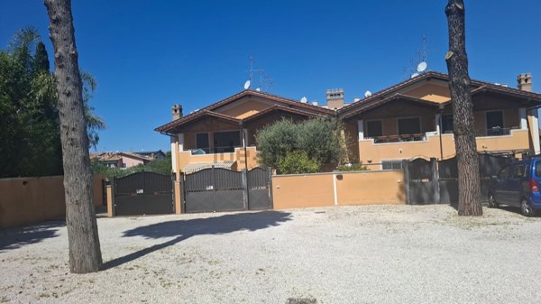 casa indipendente in vendita a Roma in zona Ostia Antica