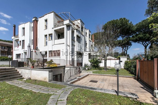 casa indipendente in vendita a Roma in zona Mostacciano